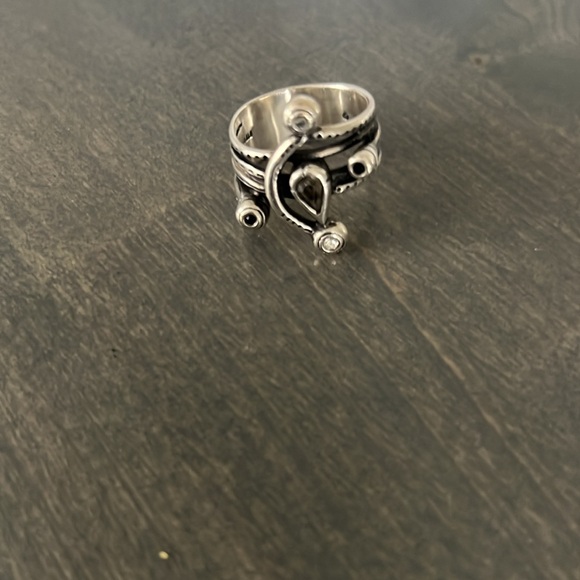 Silver ring - Picture 2 of 4
